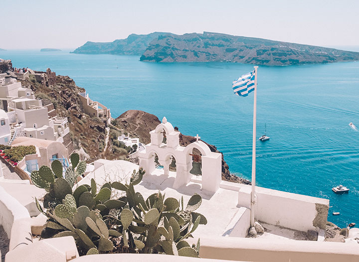 https://theblondeabroad.com/the-ultimate-guide-to-traveling-the-greek-islands/