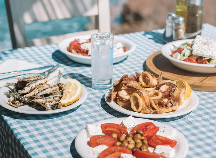https://www.theblondeabroad.com/10-local-foods-to-try-in-greece/